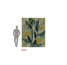 Komar Logo. Muurschildering met citroenmotief, bestaande uit vier delen met de afmetingen 50 cm, 100 cm, 150 cm en 200 cm, hoogte 250 cm.