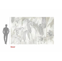 Fotobehang met plantenpatroon en een persoon ter vergelijking van de grootte. Komar Logo.