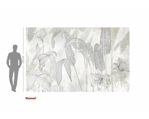 Fotobehang met plantenpatroon en een persoon ter vergelijking van de grootte. Komar Logo.