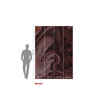 Komar fotobehang met afmetingen en persoon ter referentie voor de grootte