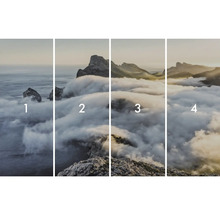 Vierdelige muurschildering met berglandschap in de mist