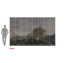 Fotobehang met landschapsmotief en boom, bestaande uit acht banen met maataanduidingen en Komar logo