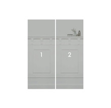 Twee wandpanelen met vierkante frames en decoratieve lijsten. Op één paneel staan decoratieve items.