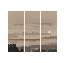Vliesbehang met nevelachtig landschapmotief, bestaande uit drie delen