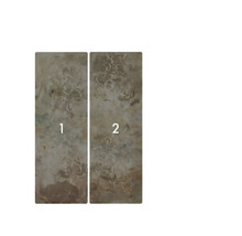 Twee decoratieve tegels met een bloemmotief.