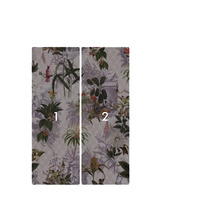 Twee banen behang met plantenmotieven.