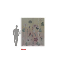 Komar Logo. Muurschildering met plantmotieven, afmetingen 250 cm hoog en 200 cm breed.