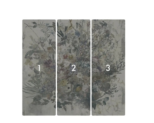 Behang met bloemenmotief, bestaande uit drie banen