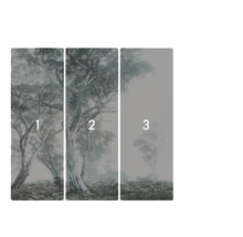 Driedelige muurschildering met boomweergave in de mist