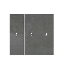 Drie betonnen platen met de nummers één, twee en drie.