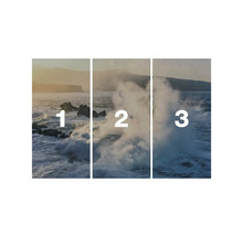 Driedelig beeld van golven die tegen rotsen slaan