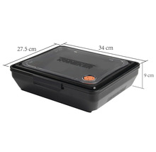 Zwarte kunststof vershouddoos met de afmetingen 34 bij 27,5 bij 9 centimeter.