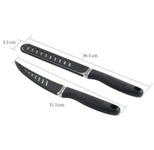 Twee fileermessen met zwart handvat en lemmet met uitsparingen, lengtes 36,5 cm en 31,5 cm