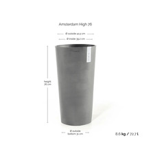 Grijze hoge bloempot ECOPOTS Amsterdam High 76 met maten: hoogte 76 centimeter, buitendiameter 41,5 centimeter, inhoud 72,7 liter.
