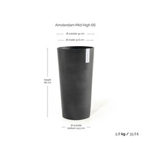 Hoge donkere bloempot ECOPOTS Amsterdam Mid High 66 met afmetingen: hoogte 66 centimeter, diameter 34 centimeter, inhoud 35,6 liter.