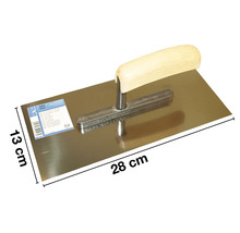 Gladde troffel met houten handvat en een bladgrootte van 28 x 13 cm.