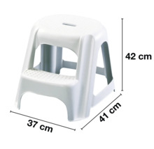 Witte kunststof trapkruk met afmetingen van 42 cm hoog, 37 cm breed en 41 cm diep.