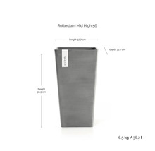Grijze bloempot Ecopots Rotterdam Mid High 56 met afmetingen: hoogte 56,5 centimeter, lengte 32,7 centimeter en diepte 32,7 centimeter.