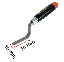 Voegenkrabber met houten handvat, 50 mm lang en 10 mm breed.