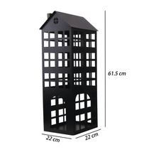 Zwarte lantaarn in de vorm van een huis van metaal, hoogte 61,5 centimeter, breedte 22 centimeter, diepte 22 centimeter.
