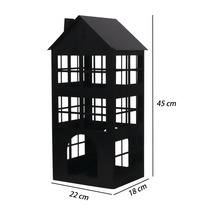 Zwarte metalen windlichthouder in de vorm van een huis met ramen, 45 centimeter hoog, 22 centimeter breed en 18 centimeter diep.
