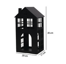 Zwarte metalen lantaarn in de vorm van een huis met raamuitsparingen en een schoorsteen, hoogte 36 centimeter, breedte 20 centimeter, diepte 17 centimeter.