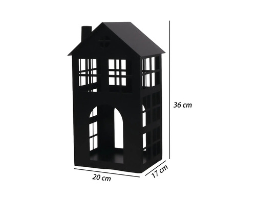 Zwarte metalen lantaarn in de vorm van een huis met raamuitsparingen en een schoorsteen, hoogte 36 centimeter, breedte 20 centimeter, diepte 17 centimeter.