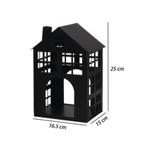Zwart decoratief lantaarnhuisje van metaal met raamopeningen, hoogte 25 centimeter, breedte 16,5 centimeter, diepte 15 centimeter.