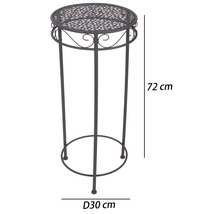Metalen plantenstandaard met decoratieve krullen en geperforeerd rond blad, hoogte 72 centimeter, diameter 30 centimeter.