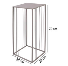 Vierkante metalen plantentafel, 70 centimeter hoog, 28 centimeter breed en 28 centimeter diep.