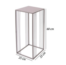 Vierkante metalen plantenzuil met een hoogte van 60 centimeter en een breedte en diepte van 25 centimeter.