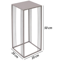 Vierkante metalen plantenstandaard met een hoogte van 50 centimeter en een breedte en diepte van 20 centimeter.