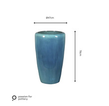 Hoge, cilindrische keramische plantenpot in blauw, diameter 47 centimeter, hoogte 78 centimeter. passion for pottery Logo.