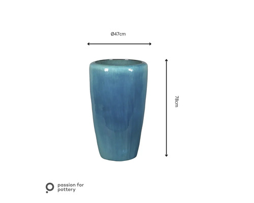 Hoge, cilindrische keramische plantenpot in blauw, diameter 47 centimeter, hoogte 78 centimeter. passion for pottery Logo.
