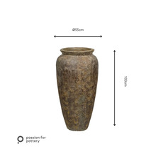 Hoge keramieken vaas met een rustiek oppervlak, diameter 55 centimeter, hoogte 103 centimeter, passion for pottery Logo.