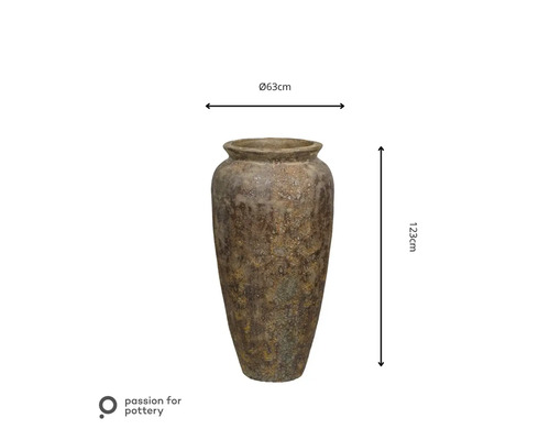 Hoge, rustieke keramieken vaas met een gestructureerd oppervlak, diameter 63 centimeter, hoogte 123 centimeter, passion for pottery Logo.