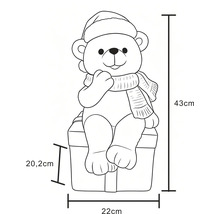 Maatschets teddybeer met kerstmuts op cadeau, hoogte 43 centimeter, breedte 22 centimeter, diepte 20,2 centimeter.