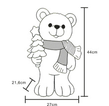 Illustratie van een decoratieve beer met sjaal en kerstboom, afmetingen: hoogte 44 centimeter, breedte 27 centimeter, diepte 21,6 centimeter.