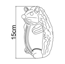 Lijntekening van een staande egelfiguur met een hoogte van 15 centimeter.