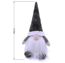 Kerstkabouter met grijze vilten muts, witte baard en gestreepte armen, hoogte 40 centimeter.