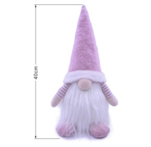 Decoratieve roze kabouter met witte baard en puntmuts, hoogte 40 centimeter.
