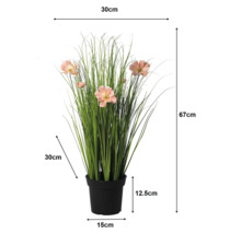 Kunstmatige cosmea in gras, zwarte pot. Hoogte 67 centimeter, breedte 30 centimeter, diepte 30 centimeter, pothoogte 12,5 centimeter.