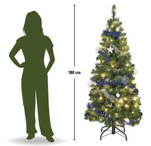 Kunstkerstboom met verlichting en decoratie, hoogte 180 centimeter, naast een silhouet van een persoon voor een groottevergelijking.