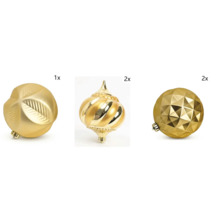 Gouden kerstballen in een set met bladpatroon, spiraalvorm en geometrische facetten.