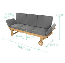 Houten tuinbank met grijze kussens en wielen. Afmetingen: breedte 180 tot 202 centimeter, diepte 65,5 centimeter, hoogte 87 centimeter.