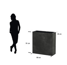 Rechthoekige plantenbak met afmetingen 91 cm hoog, 90 cm breed en 36 cm diep.