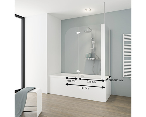 Bad met douchewand en maataanduidingen