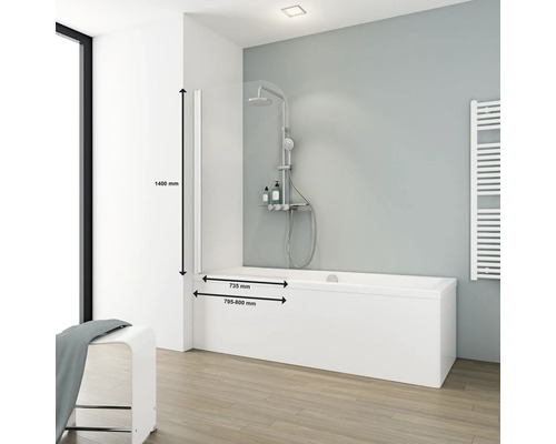 Moderne badkamer met ligbad, douchewand en armaturen met maatvoering.