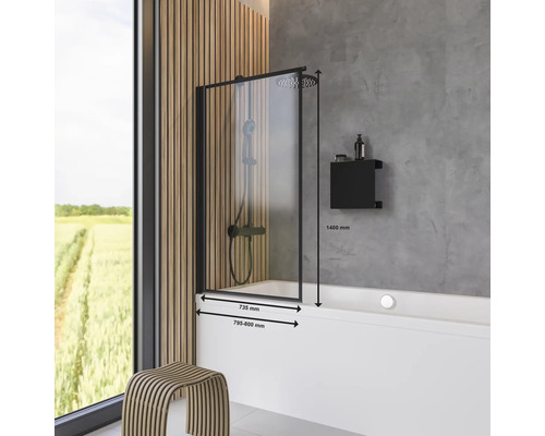 Badkamer met bad, glazen douchewand, douchekop en wandplank